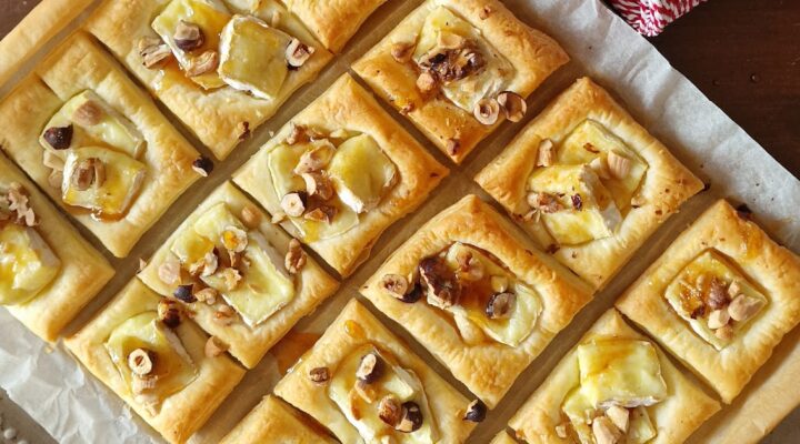 Quadradinhos Folhados de Camembert, Frutos Secos e Mel